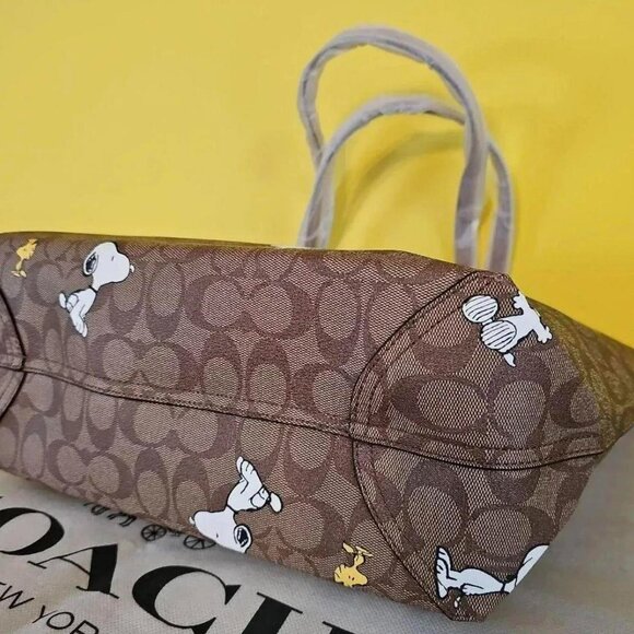COACH X PEANUTS CITY TOTE IN SIGNATURE CANVAS WITH SNOOPY - Picture 6 of 7